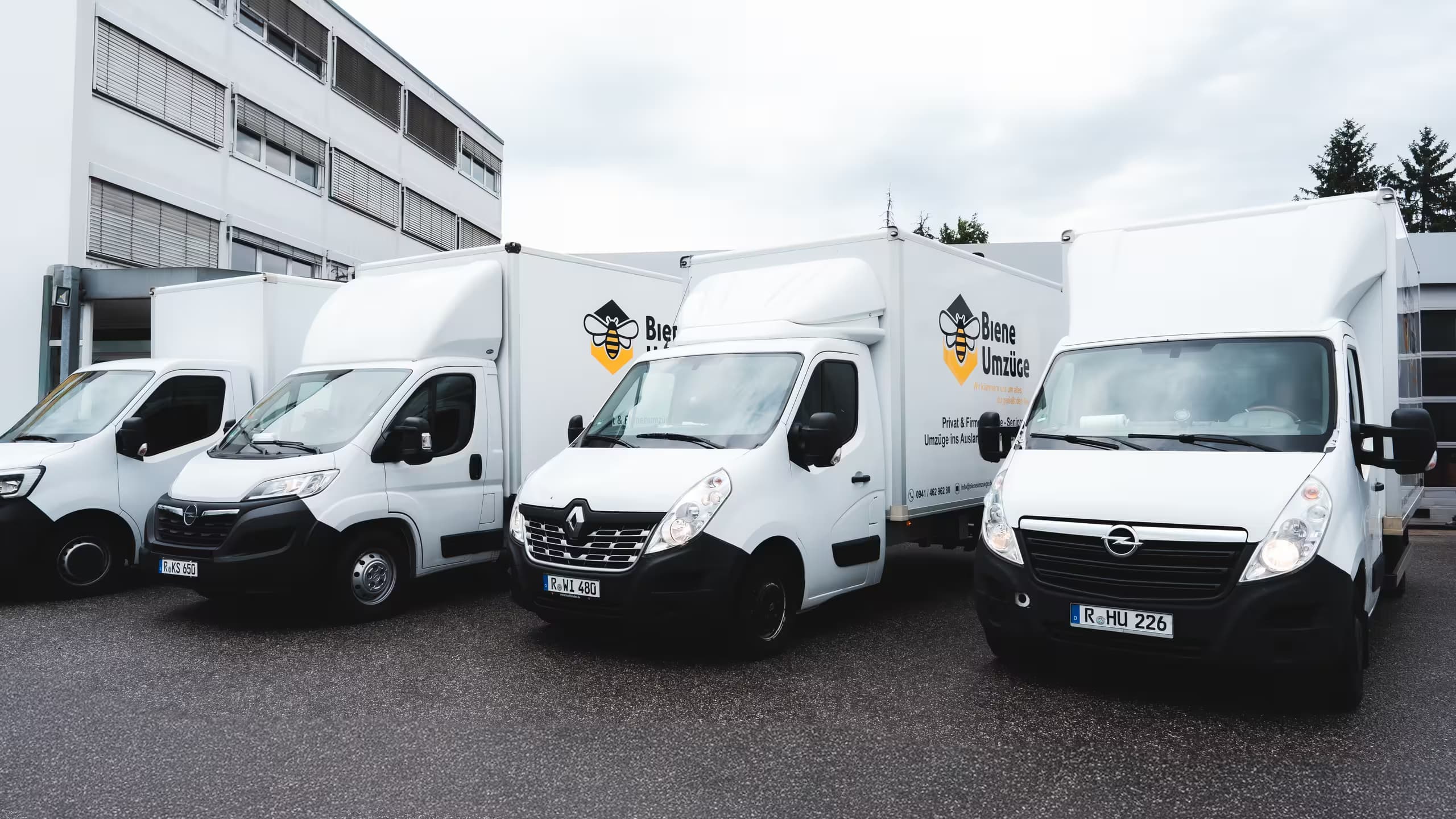 Fuhrpark von Biene Umzüge mit Transportern und Lkw
